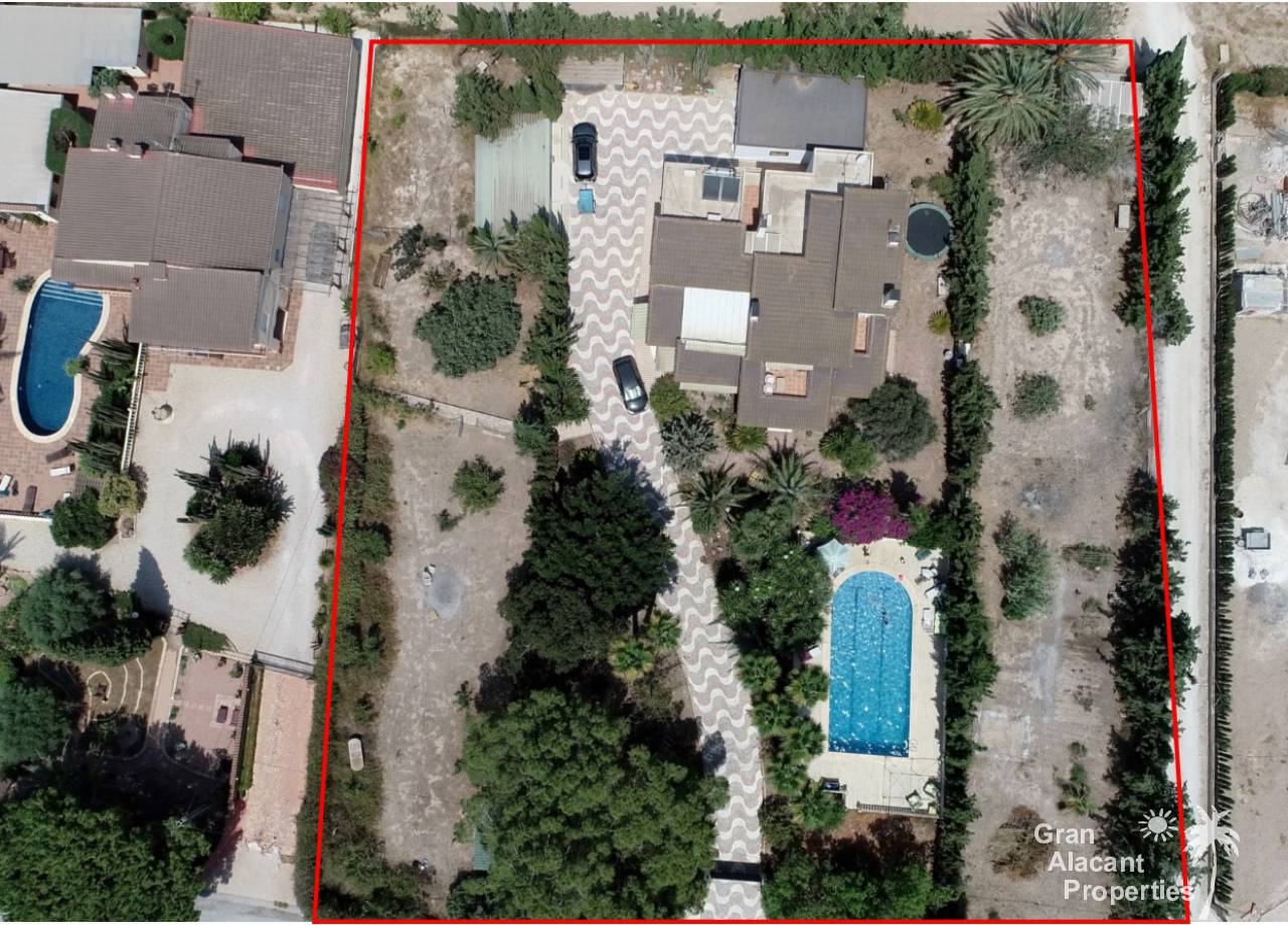 Country villa with pool in La Hoya