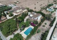 Large country villa with pool in La Hoya