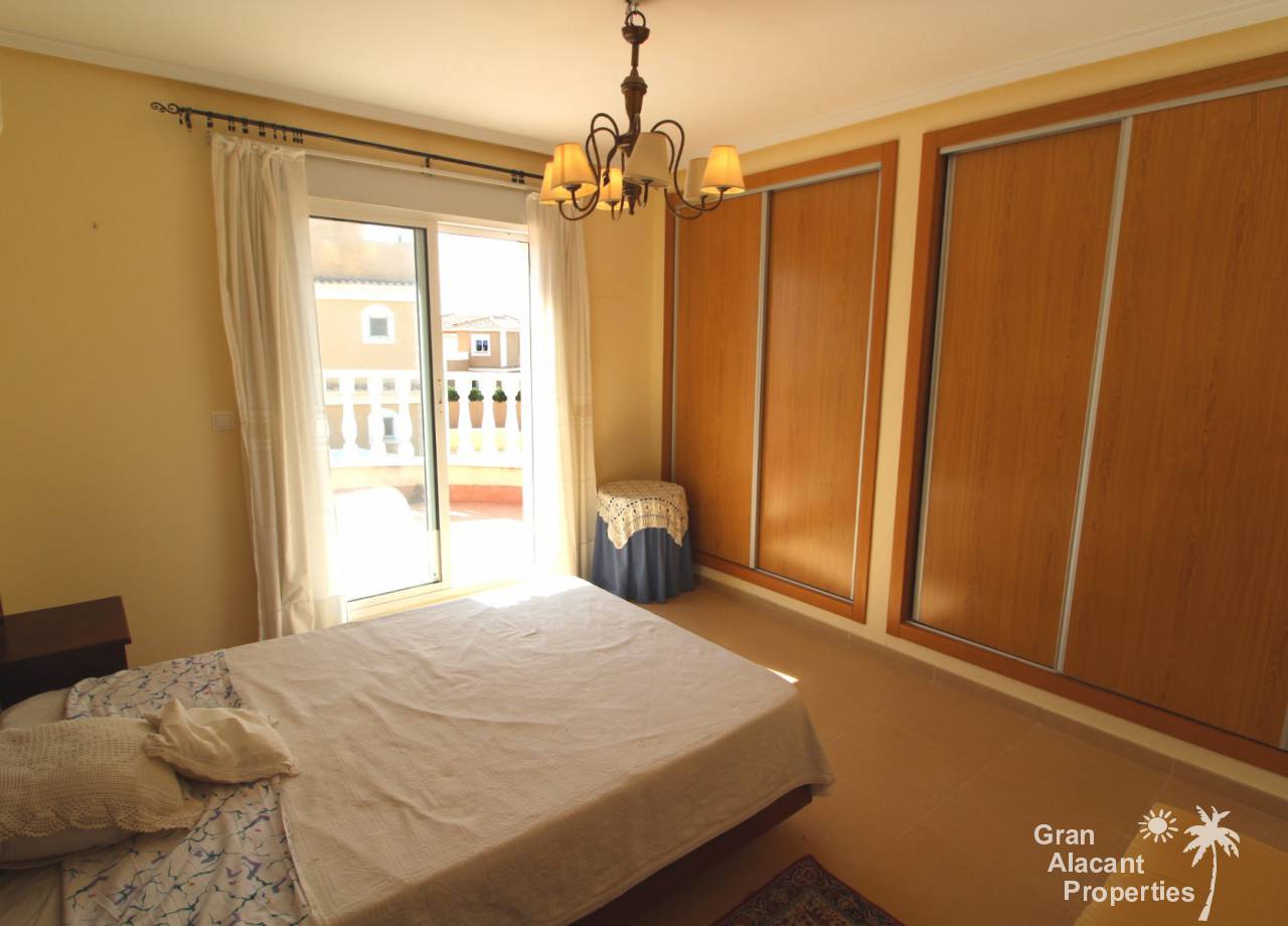 REF 10172 Bargain South-Facing Gran Alacant Villa en suite bedroom